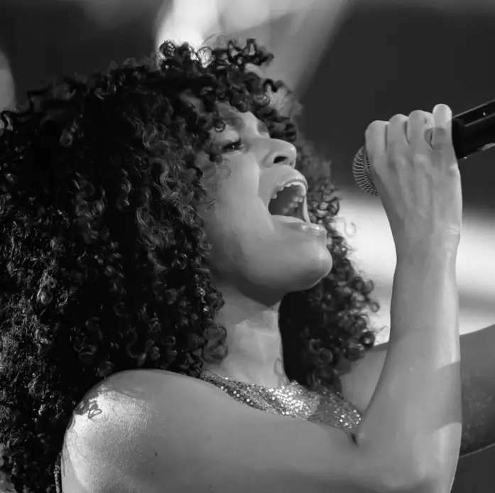 Sharon Doorson zingend
